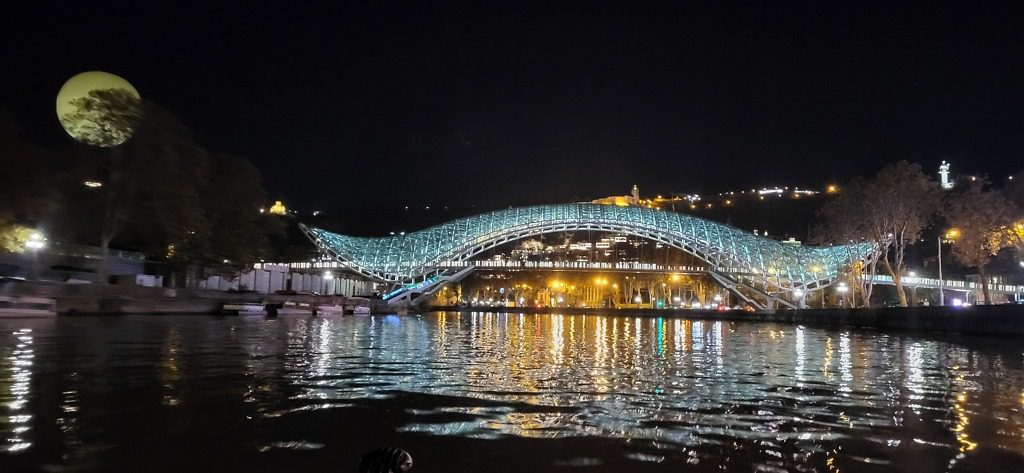 Ночной Тбилиси вид на мост